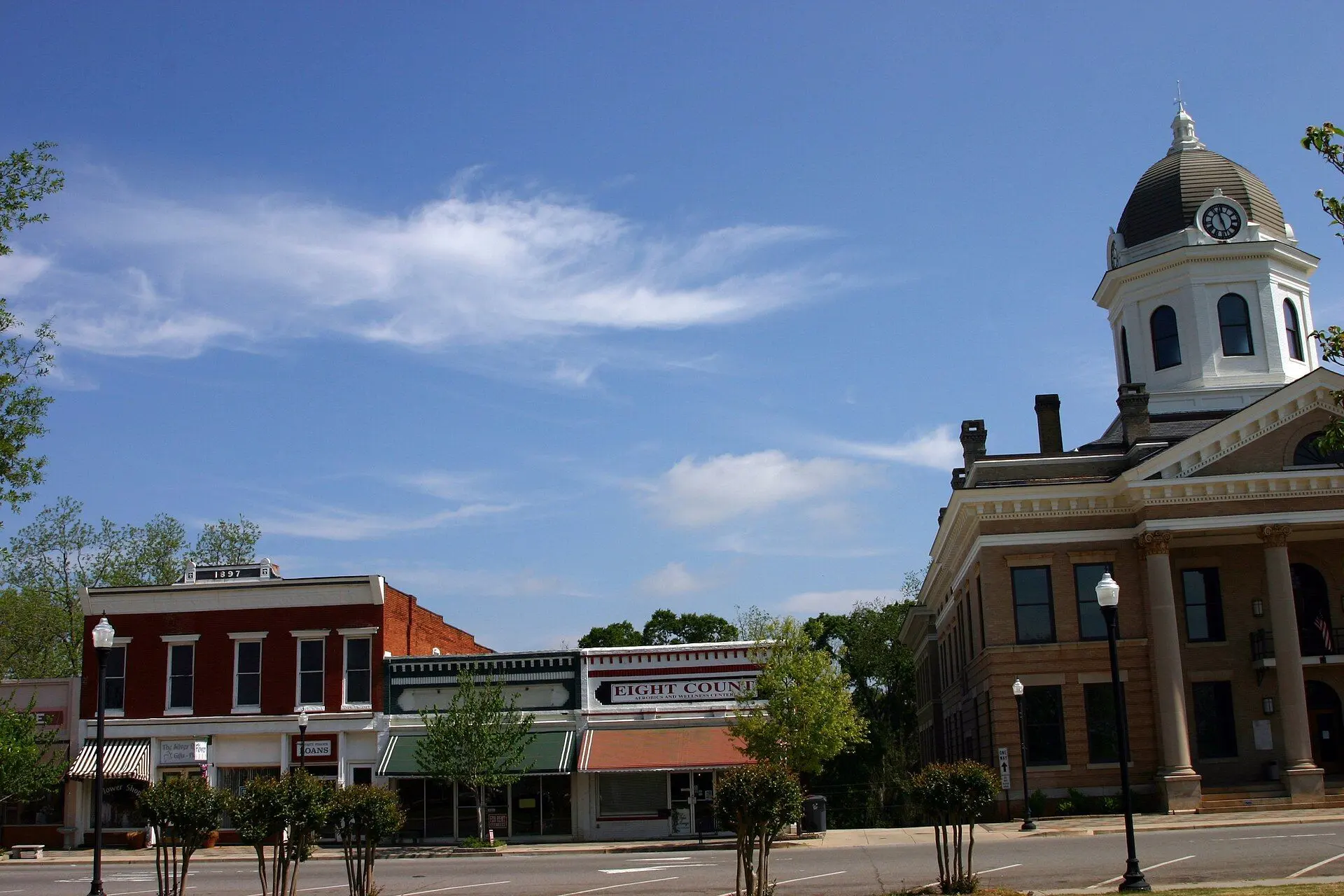 The town square in Monticello, Georgia: brick storefronts and the columned, domed Jasper County Courthouse.